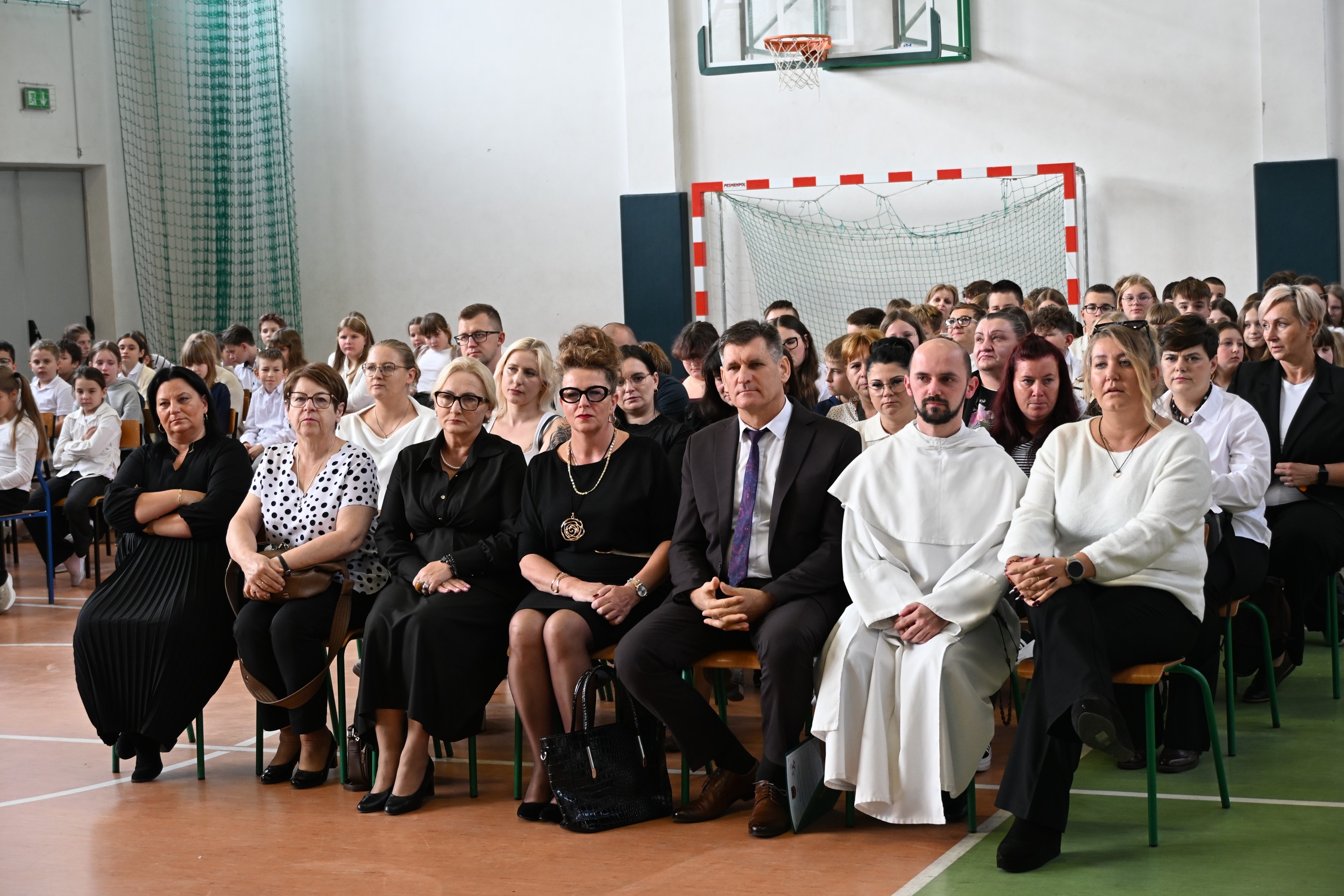 dzien-edukacji-narodowej-i-pasowanie-na-pierwszoklasiste-w-szkole-podstawowej-w-oporowie-oraz-uroczyste-slubowanie-pierwszakow-w-szkole-podstawowej-w-szczycie